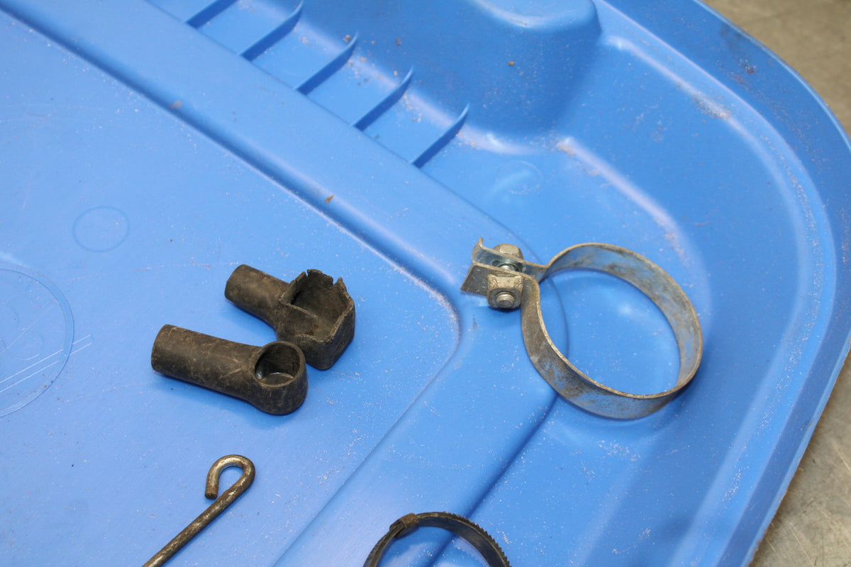 78 SUZUKI GS550E MOUNTING BOLTS HARDWARE MOTOR SCREWS BB133