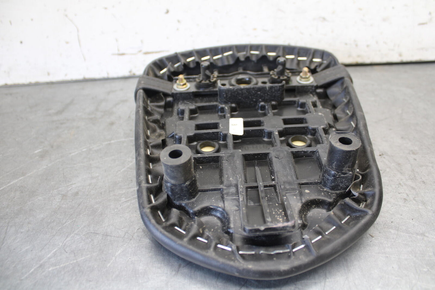06-07 SUZUKI GSXR 600 REAR BACK PASSENGER TANDEM SEAT PAD SADDLE PILLION BB694