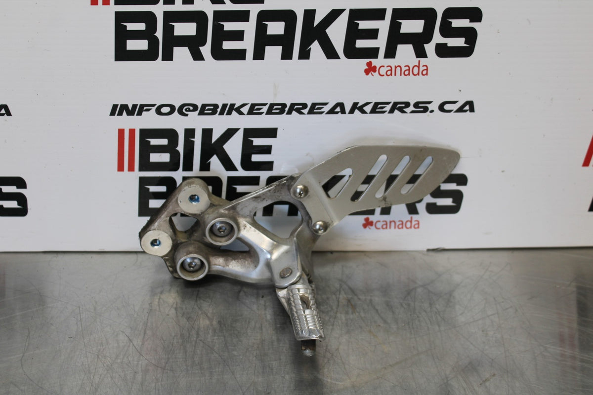 06-07 SUZUKI GSXR 600 LEFT REARSET REAR SET DRIVER FOOT PEG REST STOP BB170