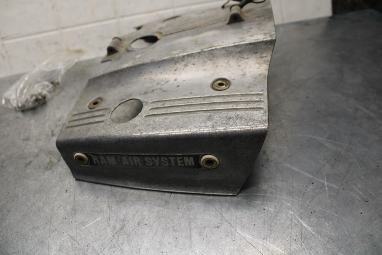 75 SUZUKI GT 550  RAM AIR INTAKE DUCT COVER BB72