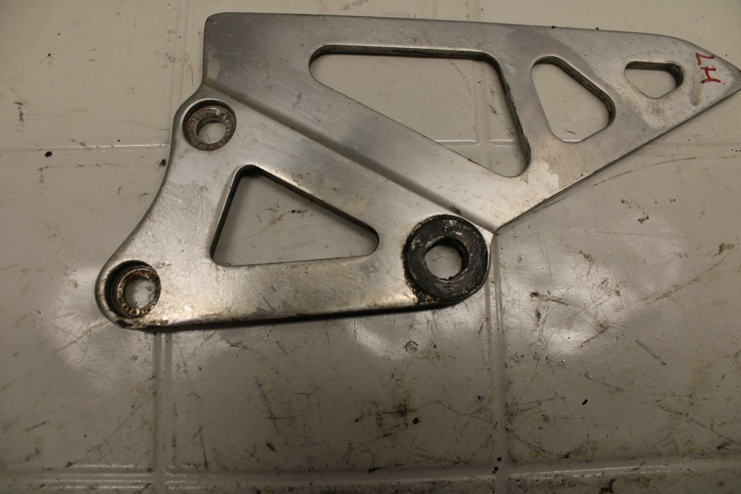 88-89 SUZUKI GSXR750J BB24 LEFT REARSET  DRIVER FOOT PEG BRACKET MOUNT  BB15