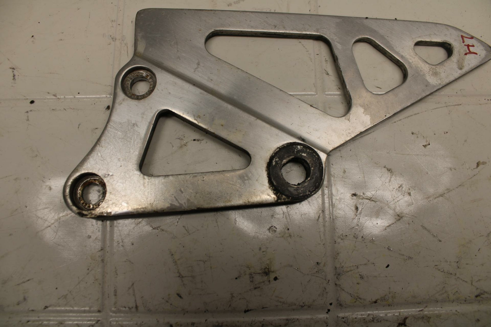 88-89 SUZUKI GSXR750J BB24 LEFT REARSET  DRIVER FOOT PEG BRACKET MOUNT  BB15