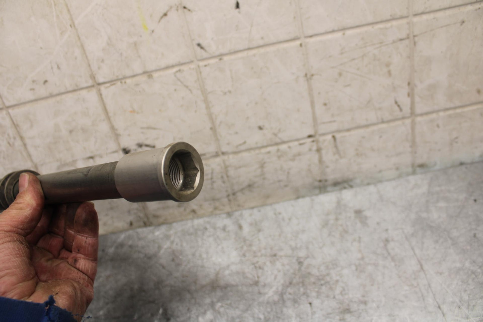 2009 Kawasaki Ninja ZX6R ZX600R FRONT WHEEL RIM AXLE PIVOT BOLT 41068-0034 BB538