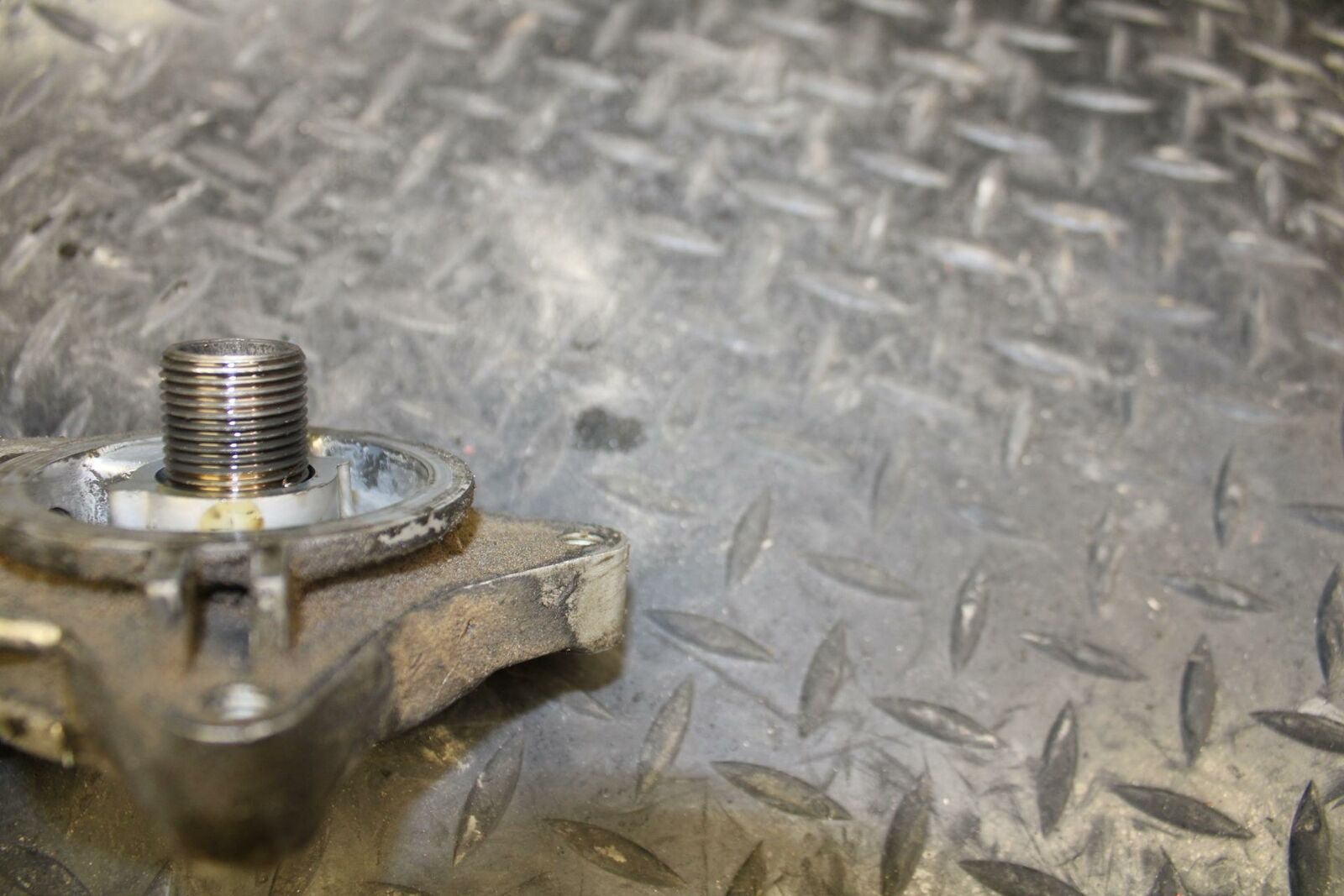 06-07 KAWASAKI NINJA ZX10R ENGINE OIL FILTER HOUSING  BB186