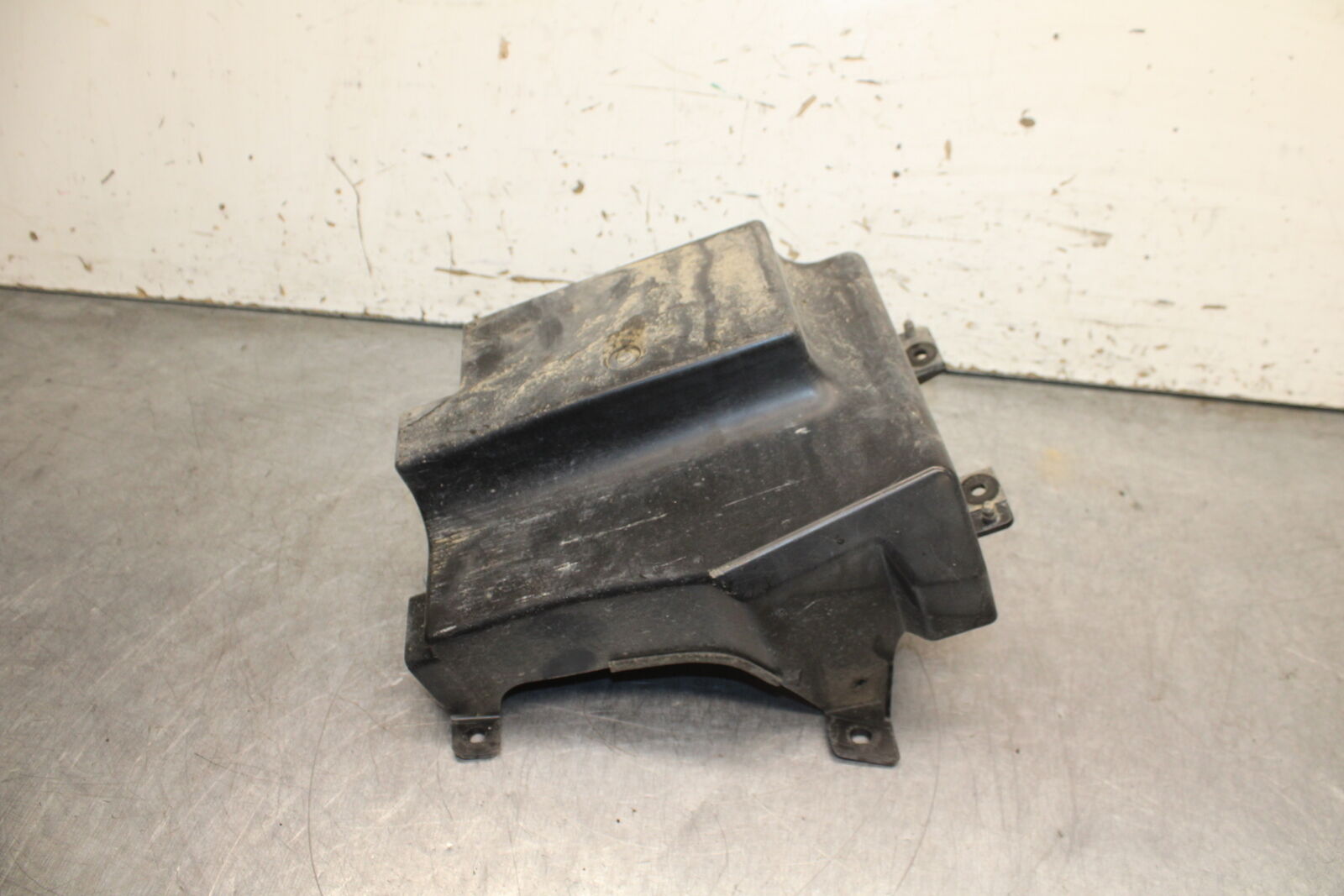 12-13 KAWASAKI Z1000 REAR BACK TAIL UNDERTAIL BATTERY TRAY PLASTIC BB743