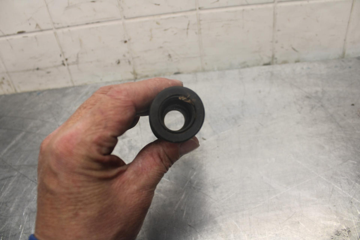 05 YAMAHA YZF R6S RIGHT THROTTLE GRIP TUBE BB462