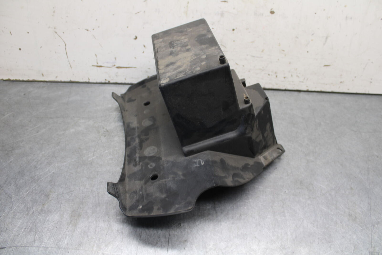 05-06 SUZUKI BOULEVARD M50 BATTERY TRAY BOX HOLDER BB671