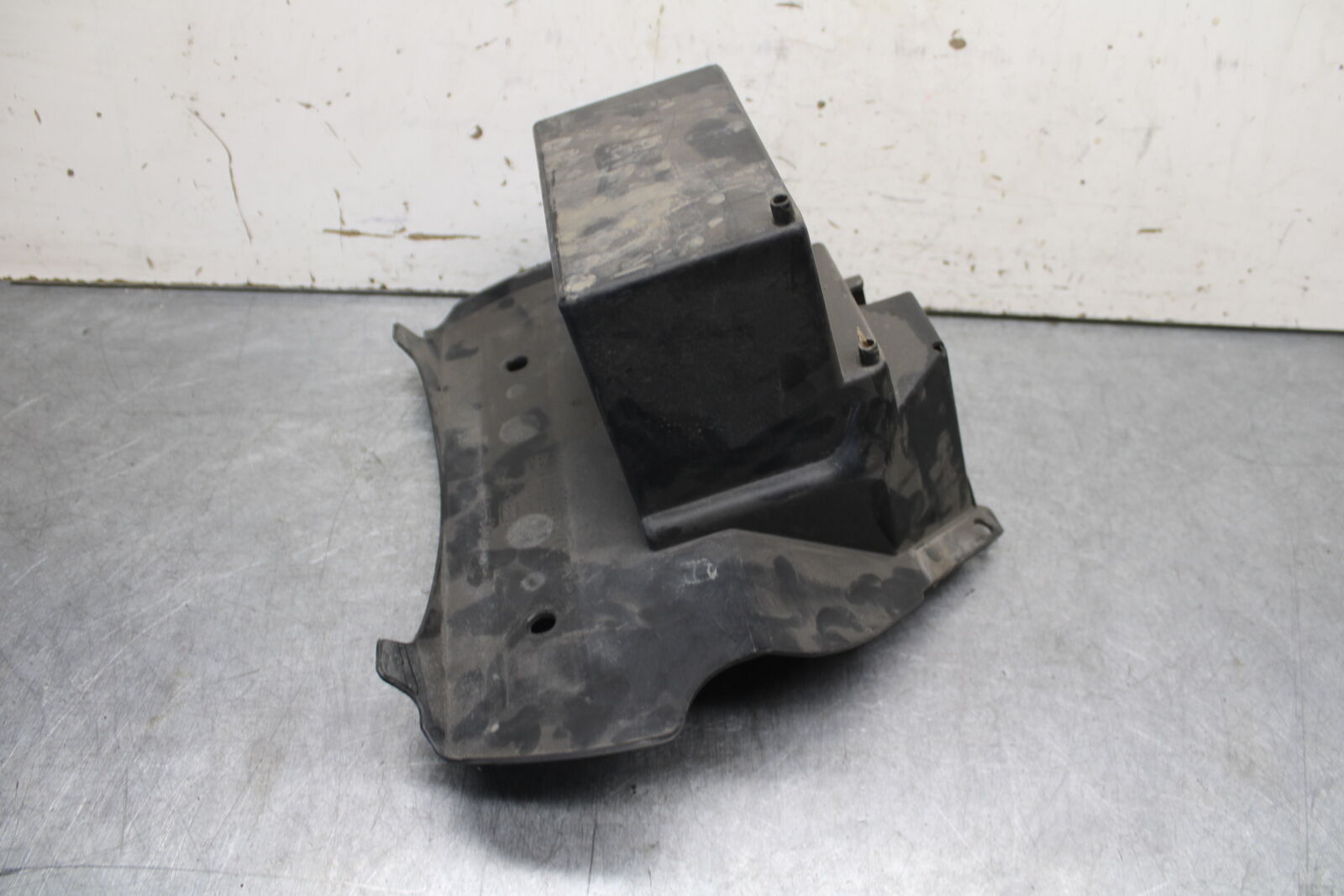 05-06 SUZUKI BOULEVARD M50 BATTERY TRAY BOX HOLDER BB671