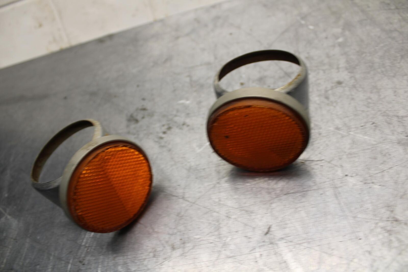 75 SUZUKI GT 550 FRONT REFLECTORS REFLECTOR SET PAIR BB72