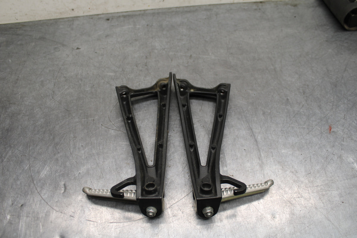 08-16 YAMAHA YZF R6 REAR BACK PASSENGER PEG SET PAIR BB127