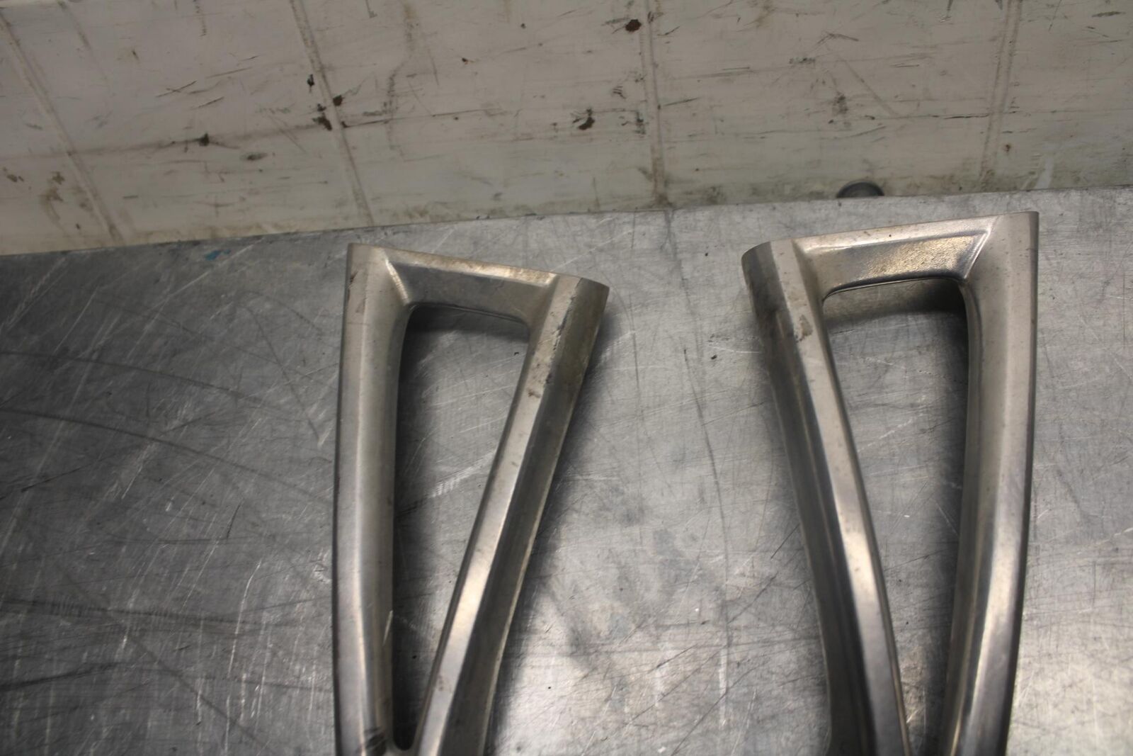 05 YAMAHA YZF R6S REAR BACK PASSENGER PEG SET PAIR BB462