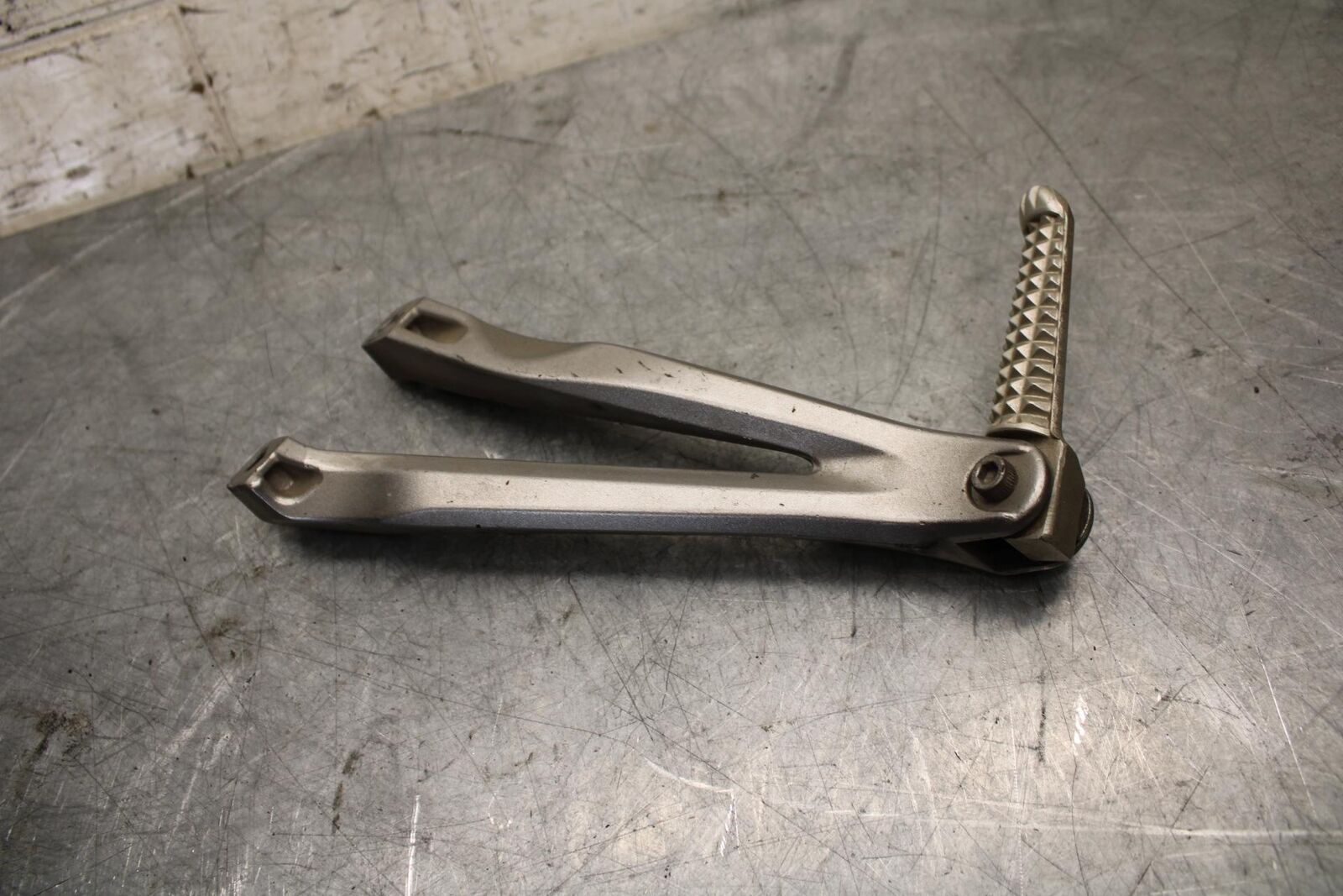 2007 Yamaha YZF R1 LEFT REAR PASSENGER PEG 5JJ-27431-10-00 5VY-2741L-00-00 BB523