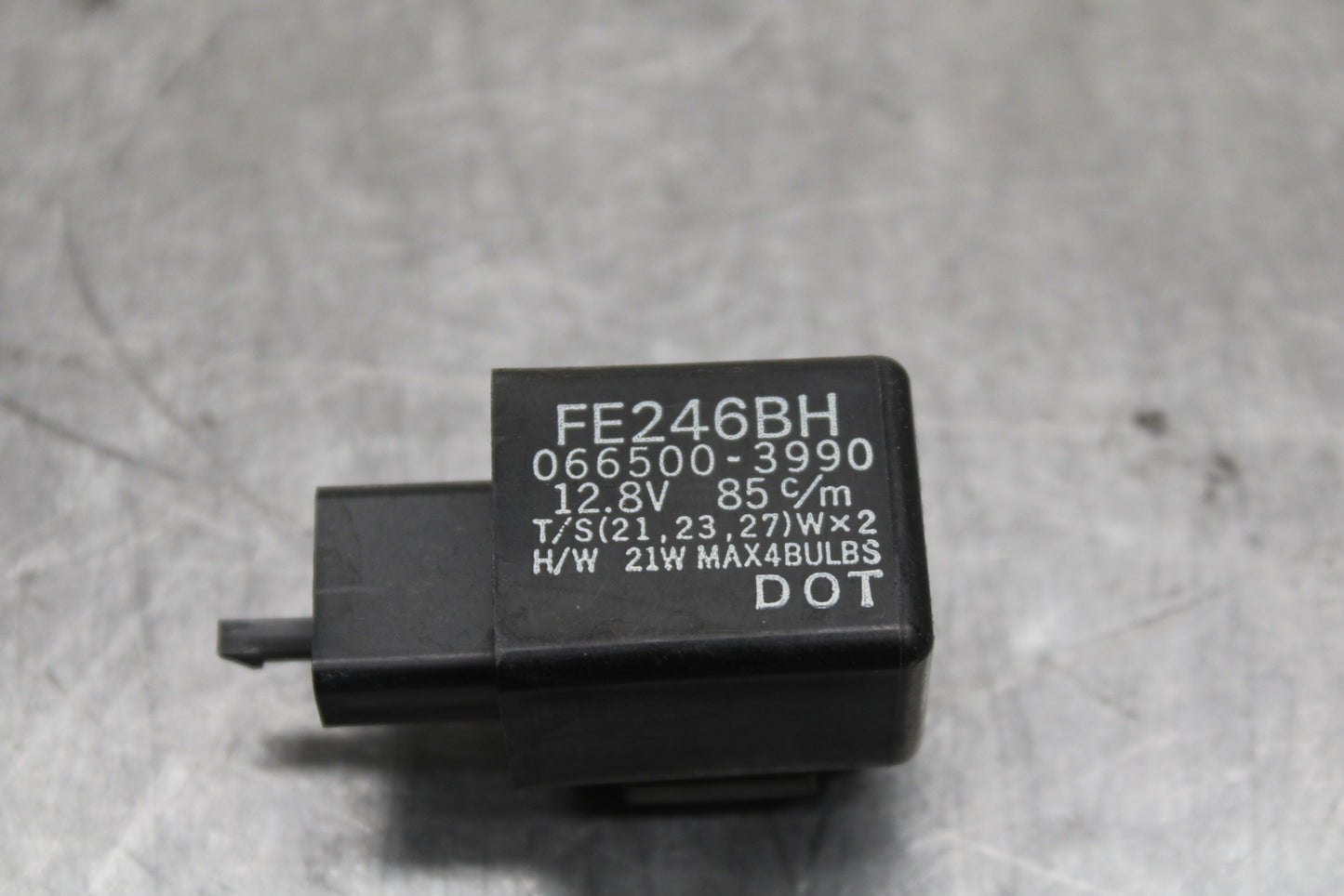 03-05 YAMAHA YZF R6  TURN SIGNAL BLINKER RELAY FLASHER SWITCH BB132