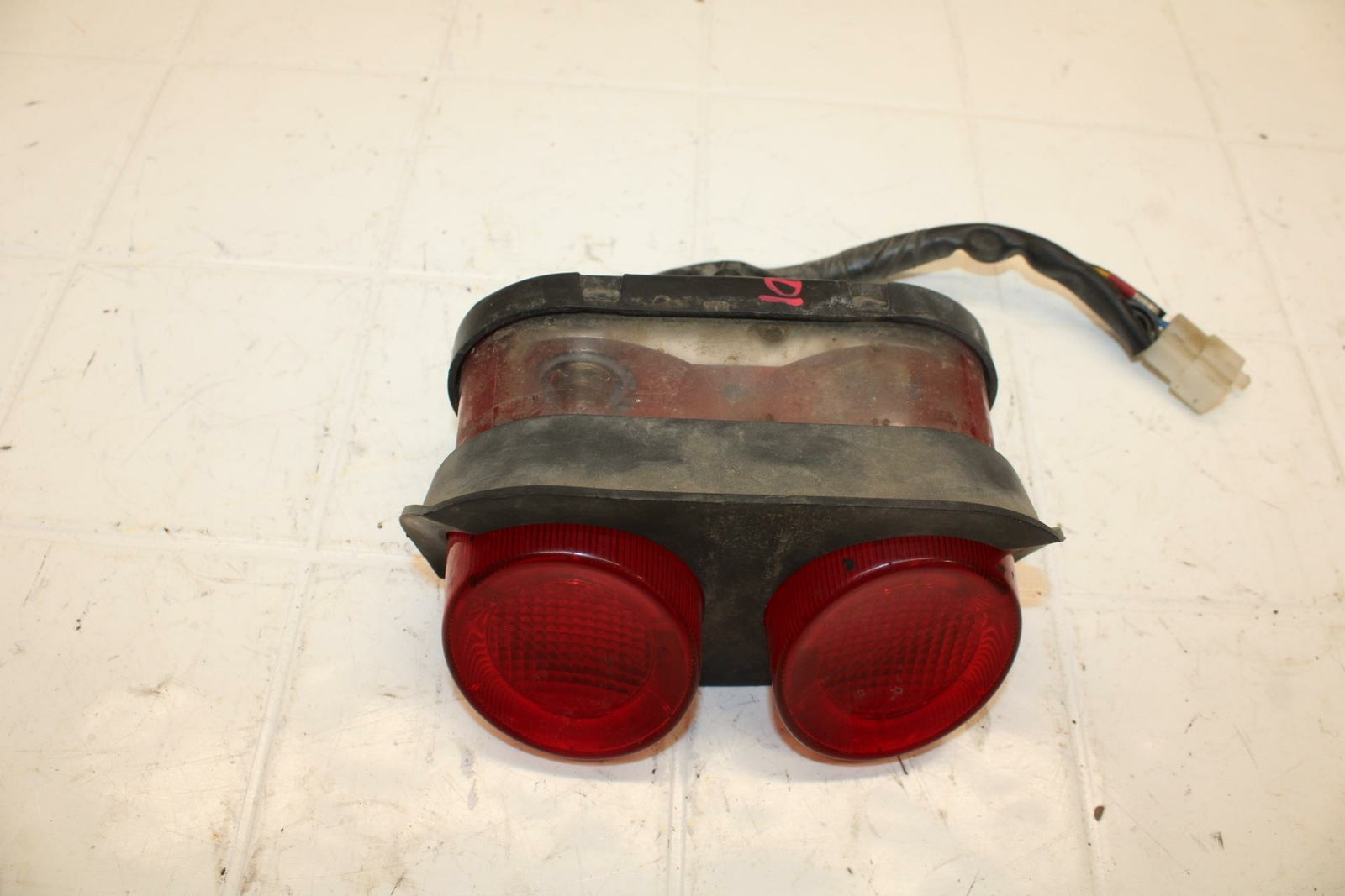01-05 YAMAHA FZS1000 REAR TAIL TAILLIGHT BACK BRAKE LIGHT BB10