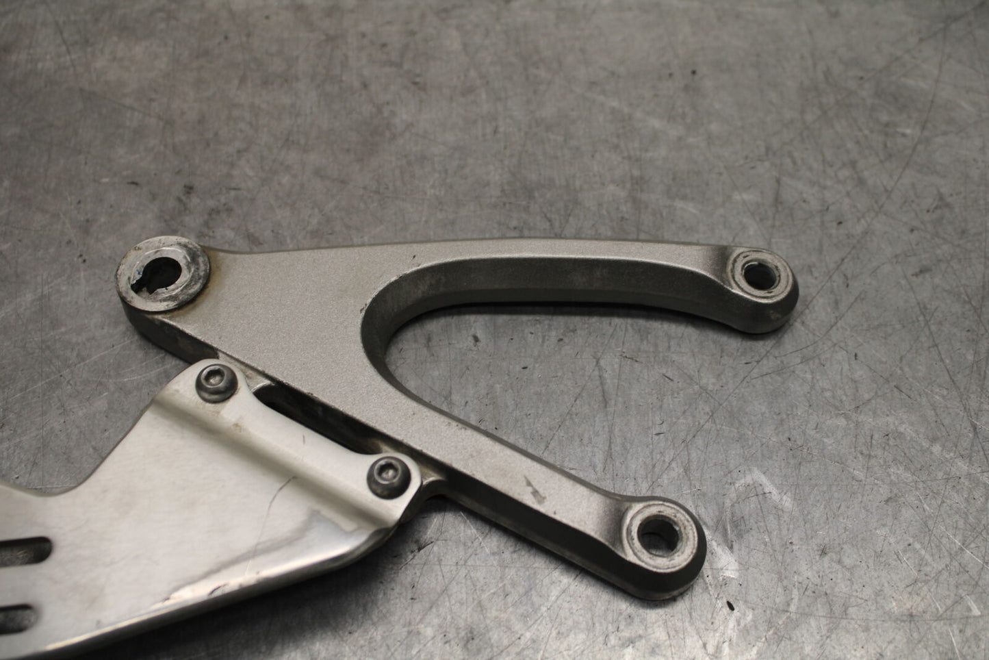 07-08 YAMAHA YZF R1 LEFT REARSET REAR SET DRIVER FOOT PEG BRACKET MOUNT BB724