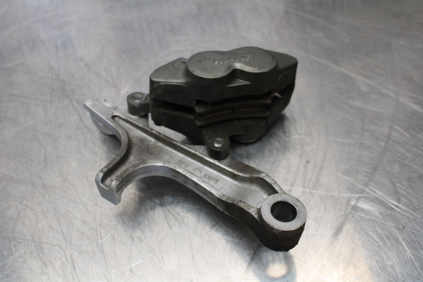 09 YAMAHA ROYAL STAR XVZ1300TF VENTURE REAR BRAKE CALIPER W MOUNT BRACKET BB151