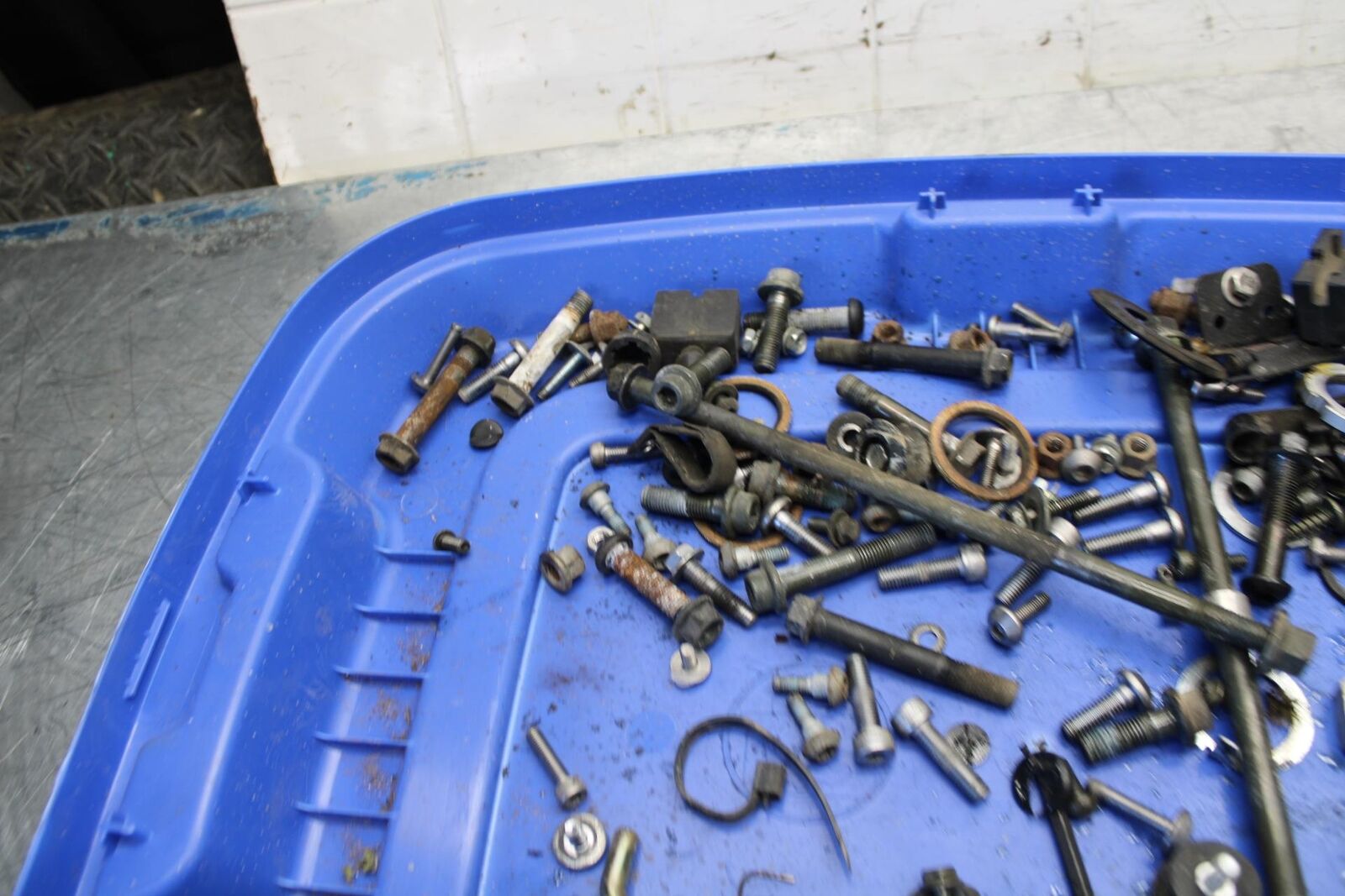 05 YAMAHA YZF R6S LEFTOVER MOUNTING BOLTS HARDWARE MOTOR SCREWS BB462