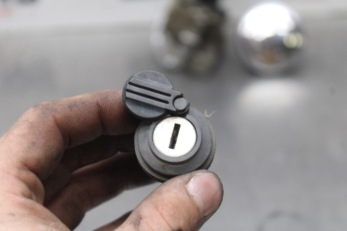 08 YAMAHA V STAR 1100 XVS1100AW CLASSIC IGNITION LOCK KEY SET BB916