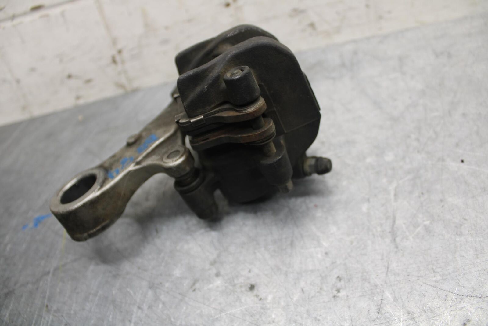 2007 Honda CBR600RR REAR BACK BRAKE CALIPER W MOUNT BRACKET 43150-MFJ-D01 BB42