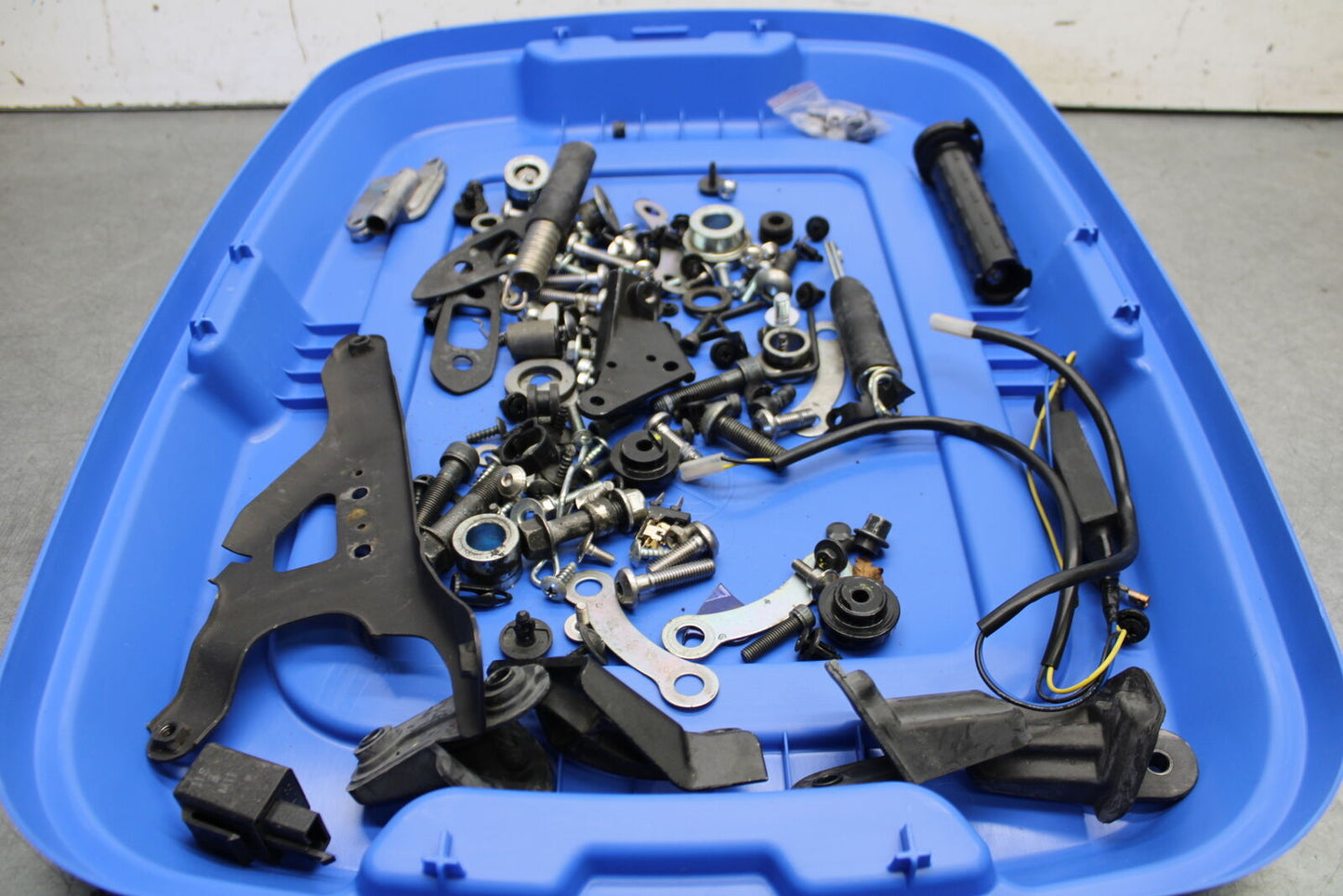15-17 YAMAHA YZF R3 BOLTS HARDWARE MOTOR SCREWS BB651