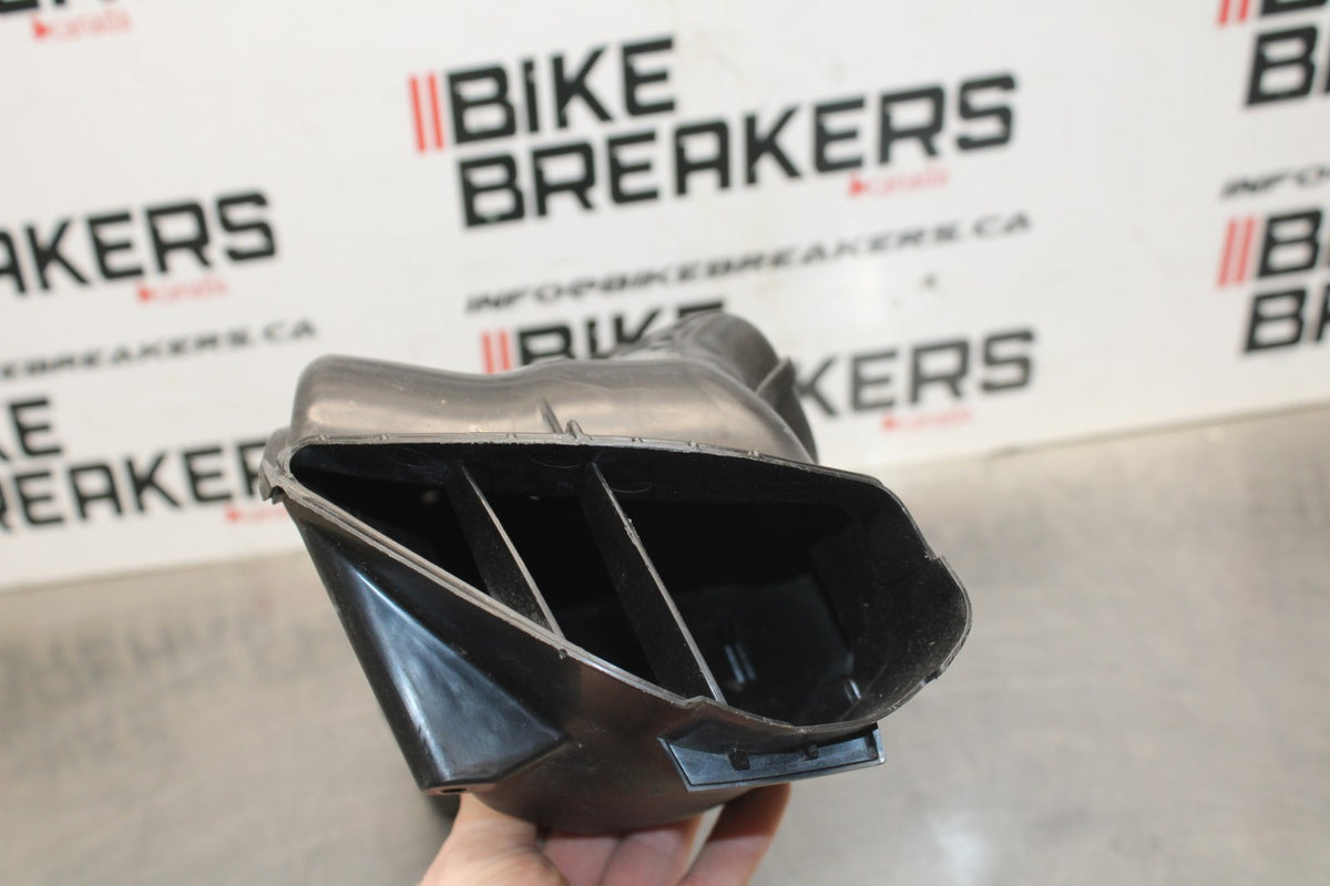 11-24 SUZUKI GSXR750 LEFT RAM AIR INTAKE DUCT TUBE BB630
