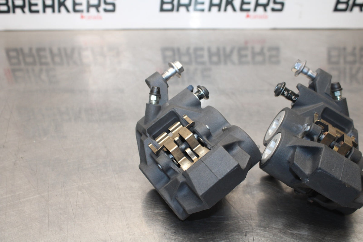 23-24 YAMAHA MT-07 RIGHT LEFT FRONT BRAKE CALIPER SET PAIR CALIPERS BB194