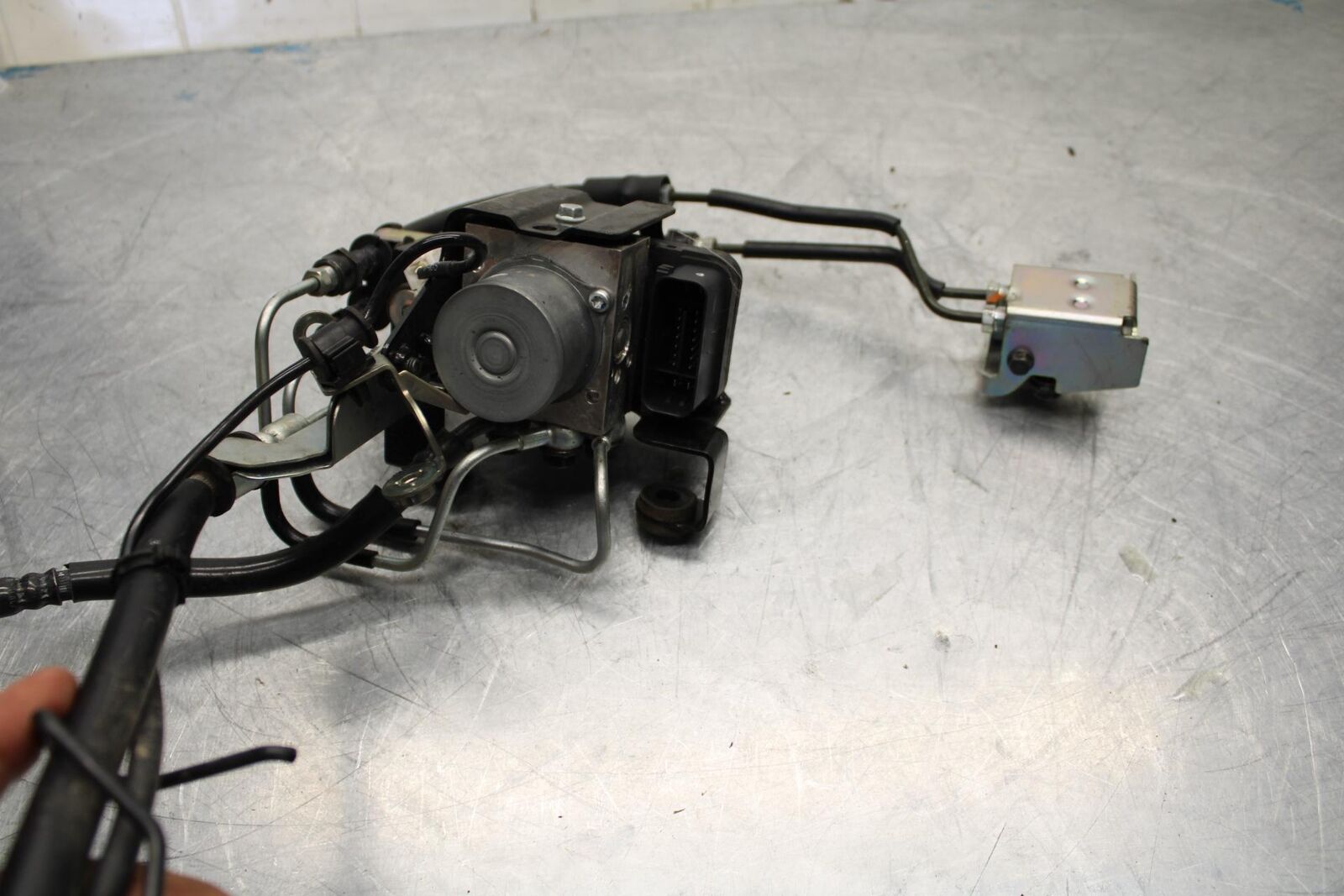 17-18 YAMAHA YZF R3 ABS PUMP UNIT MODULE W HOSES  BB438