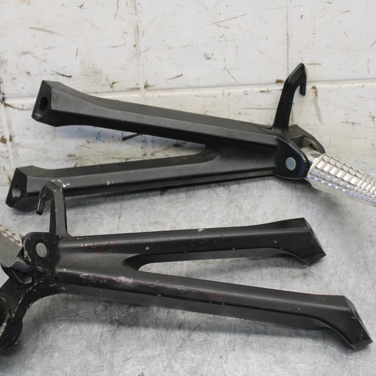 11-23 SUZUKI GSXR 750 REAR BACK PASSENGER PEG SET PAIR BB54