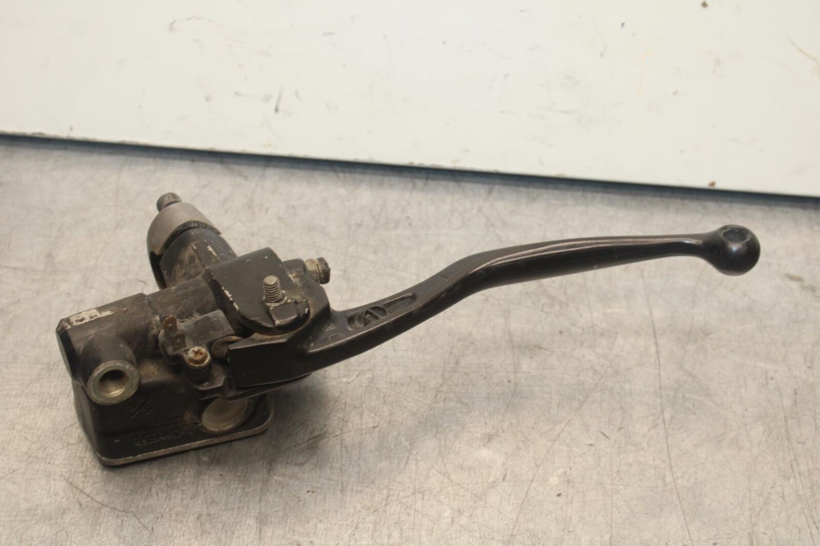 1988 Yamaha FZ600 FRONT BRAKE MASTER CYLINDER w/ LEVER BB601
