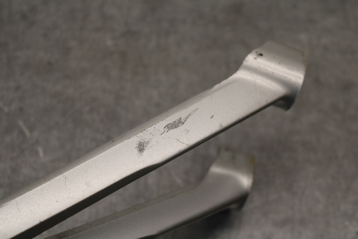 06-07 SUZUKI GSXR750 LEFT REAR BACK PASSENGER PEG 43700-01H00-13L BB40