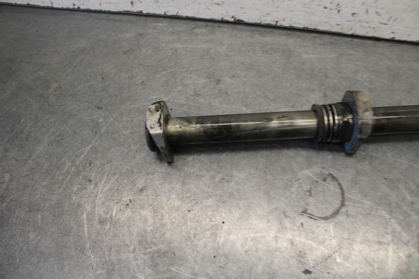 04 SUZUKI GSXR600 REAR AXLE BACK WHEEL RIM PIVOT BOLT AXEL 64711-33E10  BB676