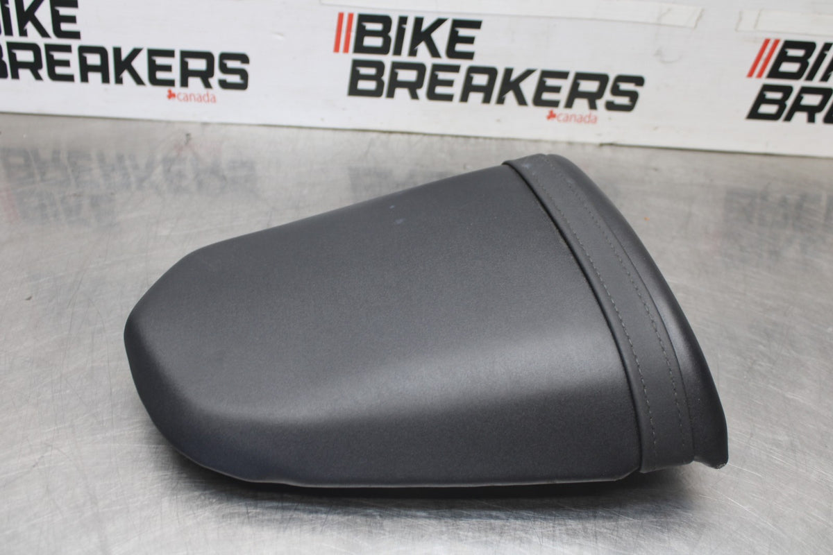 05 SUZUKI GSXR600 REAR BACK PASSENGER TANDEM SEAT PAD SADDLE PILLION BB329