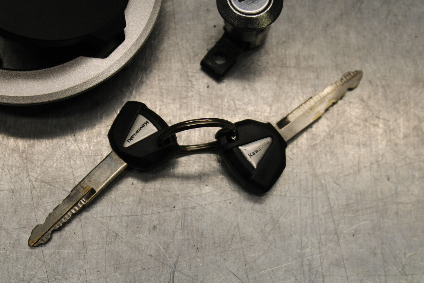 19-22 KAWASAKI Z400 IGNITION LOCK KEY SET W/ GAS CAP AND SEAT LOCK BB738