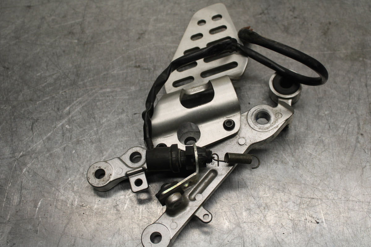 06 YAMAHA YZF R6 RIGHT LEFT REARSETS REAR SET DRIVER FOOT PEGS  BB716