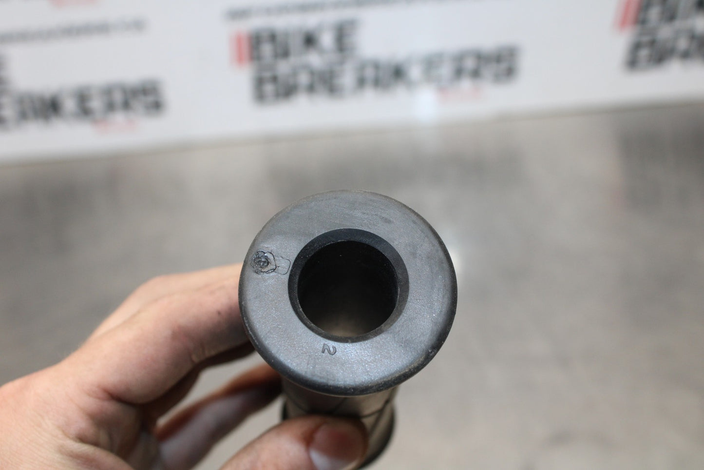 21-23 KAWASAKI NINJA ZX6R RIGHT THROTTLE TUBE & GRIPS BB179