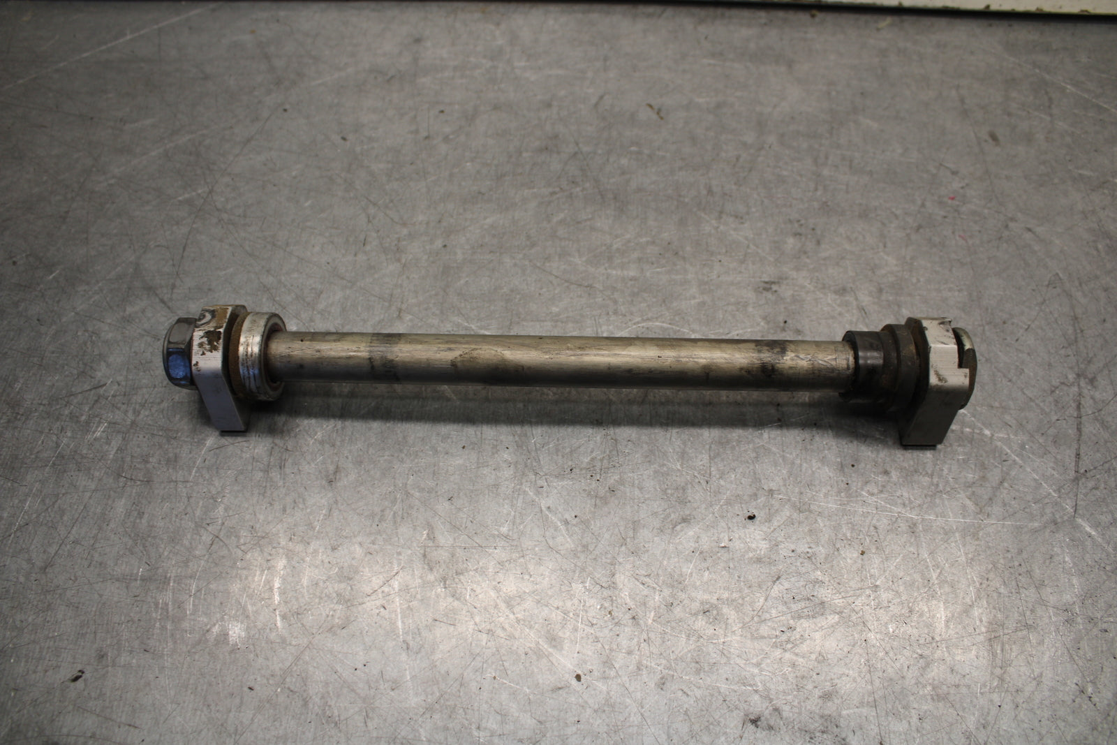 09-11 TRIUMPH DAYTONA 675 REAR AXLE BACK WHEEL RIM PIVOT BOLT AXEL BB652