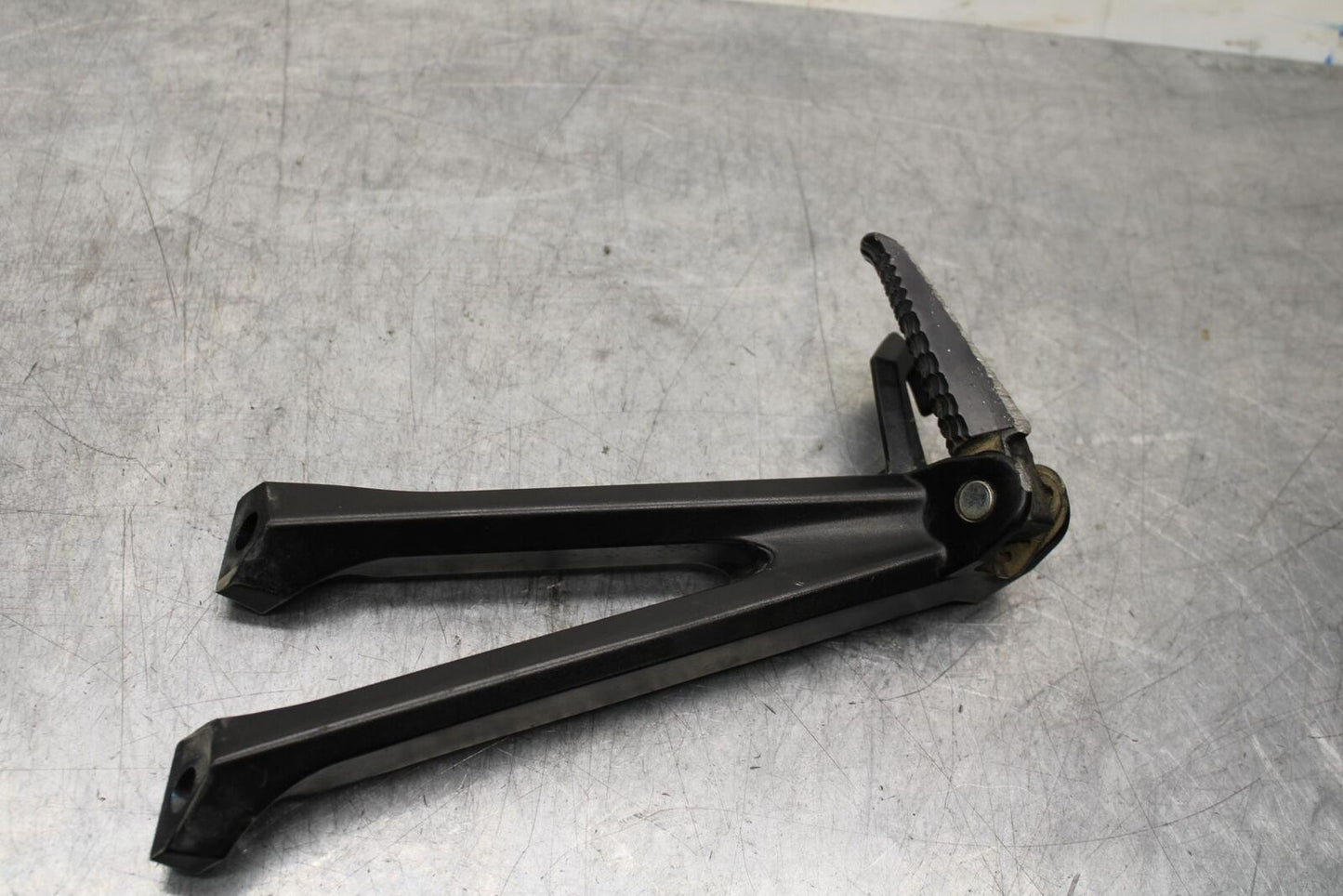 2017 Suzuki GSXR600 REAR BACK PASSENGER PEG SET PAIR BB598