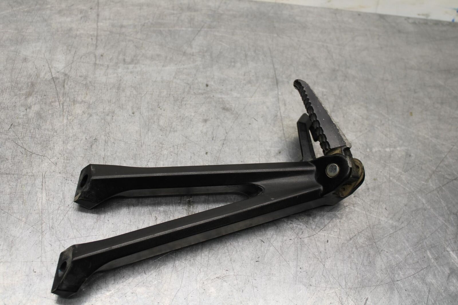 2017 Suzuki GSXR600 REAR BACK PASSENGER PEG SET PAIR BB598