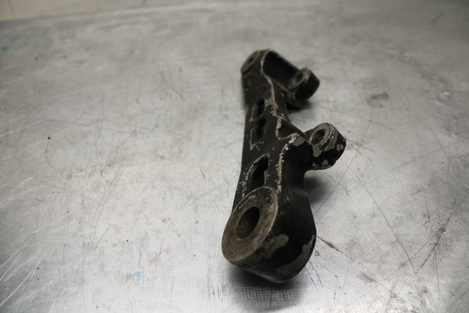 85 YAMAHA RZ500 REAR BRAKE CALIPER HANGER BACK MOUNTING BRACKET BB27 C