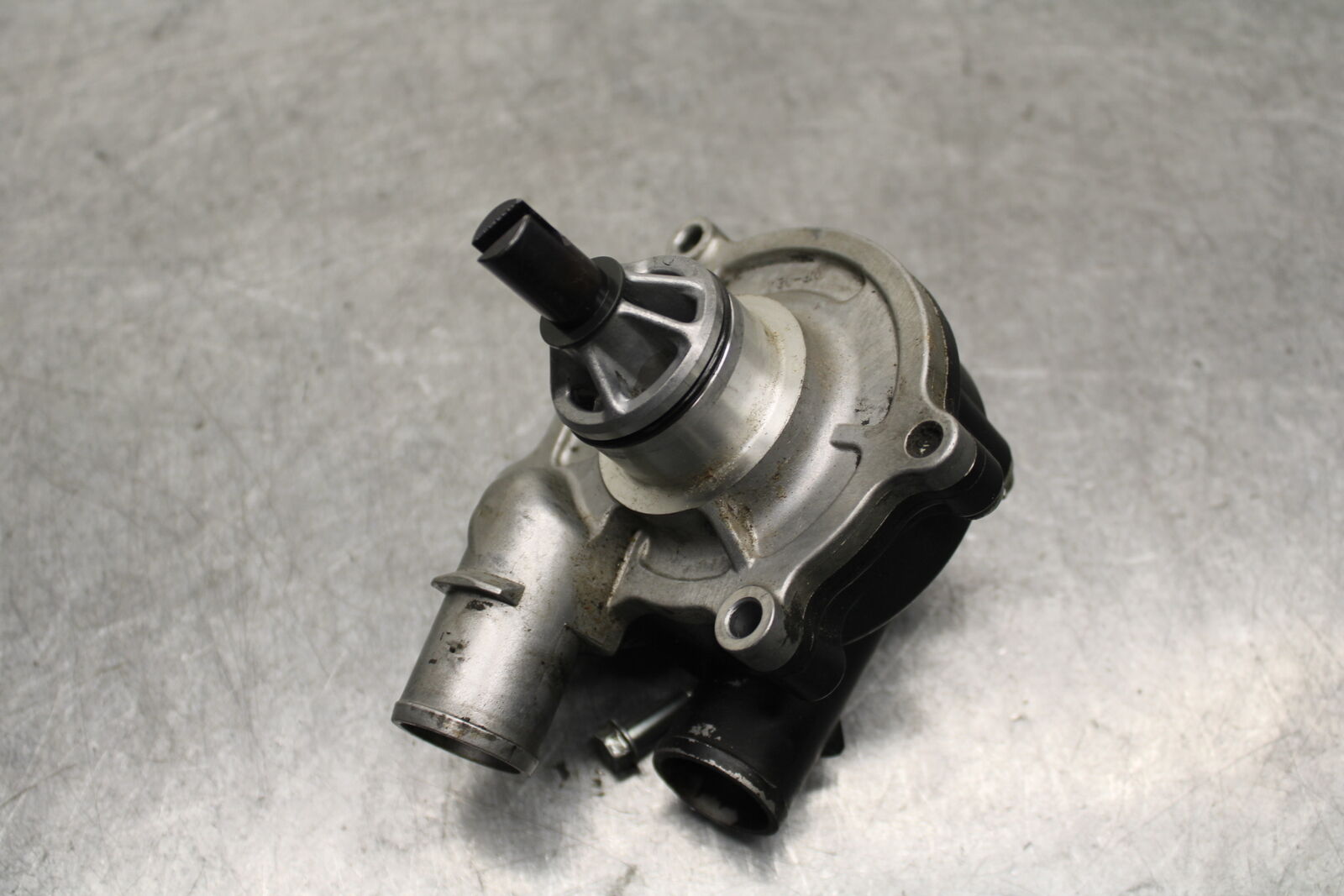 06-07 SUZUKI GSXR750 ENGINE WATER COOLANT PUMP  17400-01H00 BB670