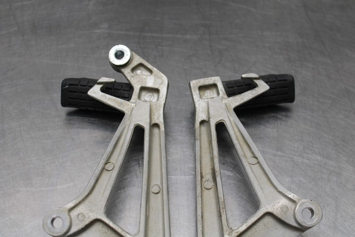 08 HONDA CBR125R REAR BACK PASSENGER PEG SET PAIR BB839