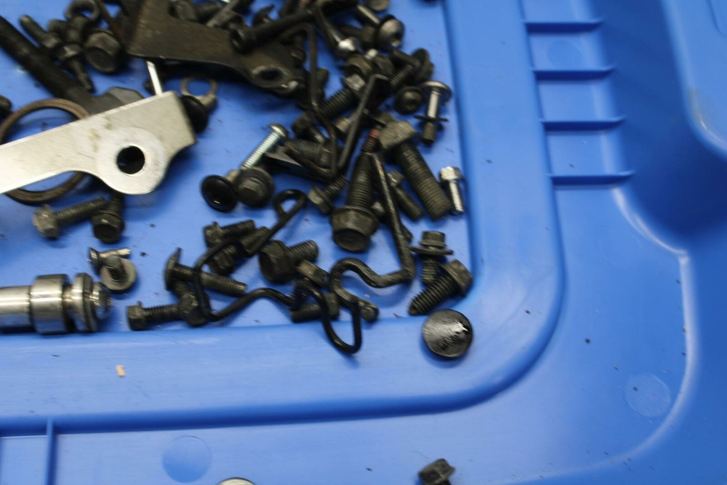 06-21 KAWASAKI VULCAN 900 BOLTS HARDWARE MOTOR SCREWS BB363