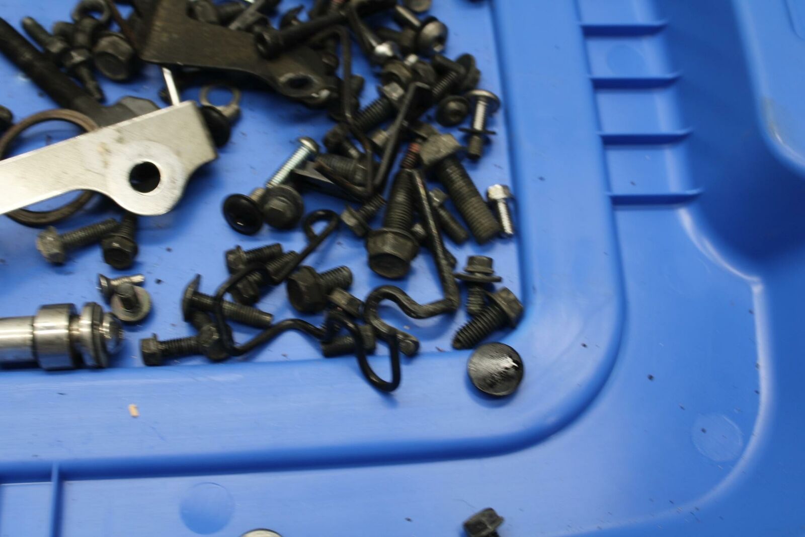 06-21 KAWASAKI VULCAN 900 BOLTS HARDWARE MOTOR SCREWS BB363