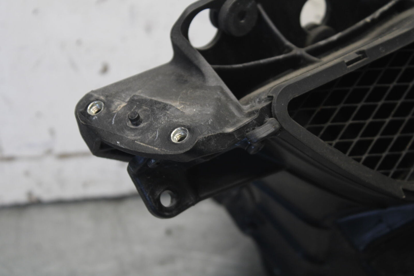 09-12 KAWASAKI NINJA ZX6R UPPER FAIRING MIRROR GAUGES STAY BRACKET BB698