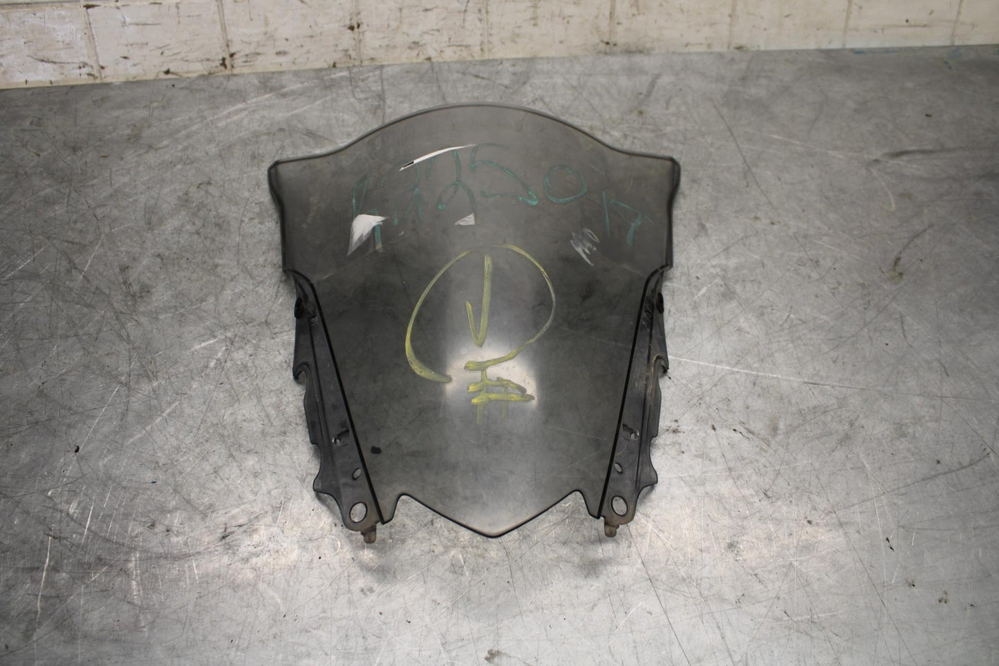 2015 Yamaha YZF R3 FRONT WINDSHIELD WINDSCREEN  1WD-F8381-00-00 BB526
