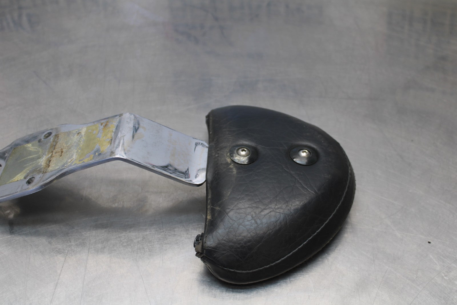 05-06 VICTORY KINGPIN DELUXE FRONT DRIVERS SEAT BACK REST BB195