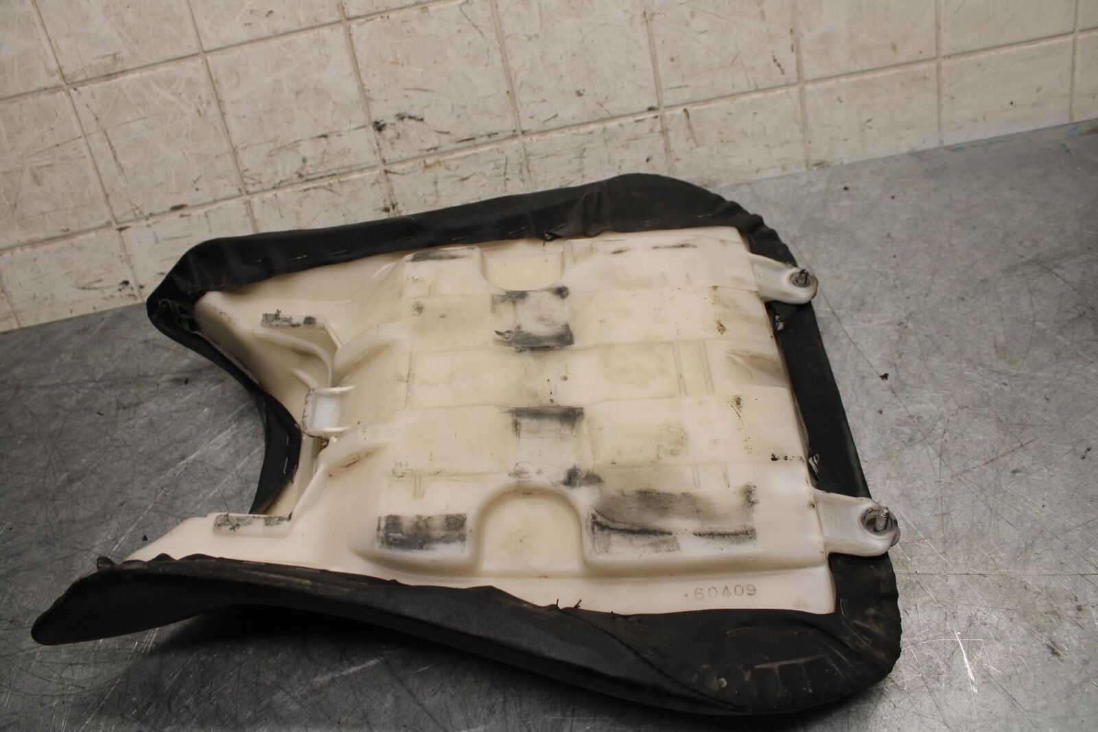 2003 Yamaha YZF R6 FRONT DRIVERS SEAT PAD SADDLE PILLION 5SL-24710-00-00 BB539
