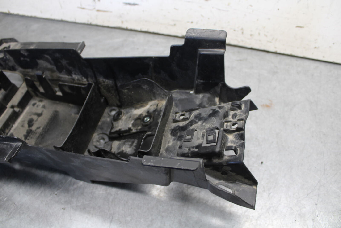 16-21 YAMAHA XSR900 REAR BACK TAIL UNDERTAIL BATTERY TRAY PLASTIC BB664