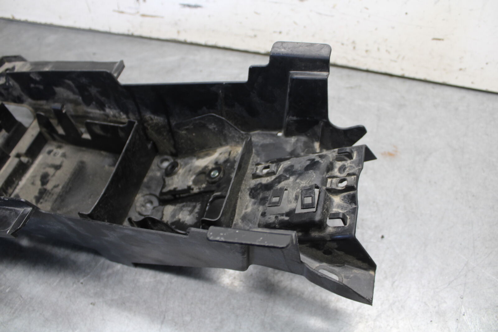 16-21 YAMAHA XSR900 REAR BACK TAIL UNDERTAIL BATTERY TRAY PLASTIC BB664