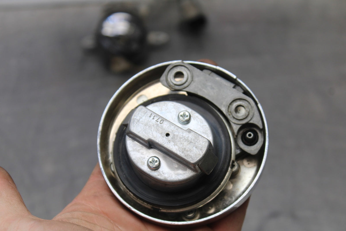 08 KAWASAKI VULCAN 1600 VN1600D NOMAD IGNITION KEY GAS SEAT HELMET LOCK BB904